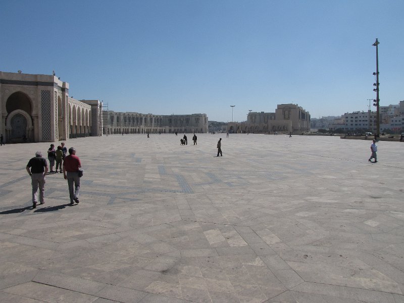 120312_plein moskee hassan ii.jpg - Het plein voor de moskee kan 85.000 gelovigen ontvangen.